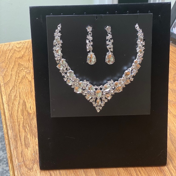 Gorgeous Crystal V-Shape Necklace & Earrings!!! - Picture 3 of 3